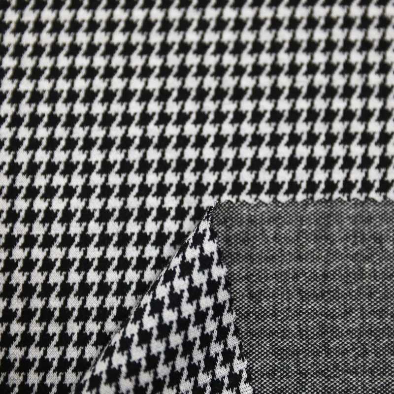 Il tessuto jacquard lavorato a maglia è disponibile in una varietà di colori